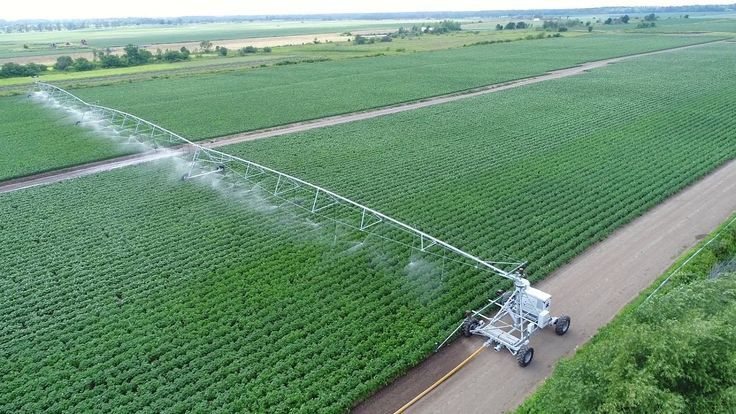 Une rampe d'irrigation qui arrose un champ